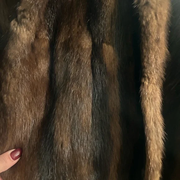 Luxurious Brown Vintage Fur Coat - Picture 5 of 6